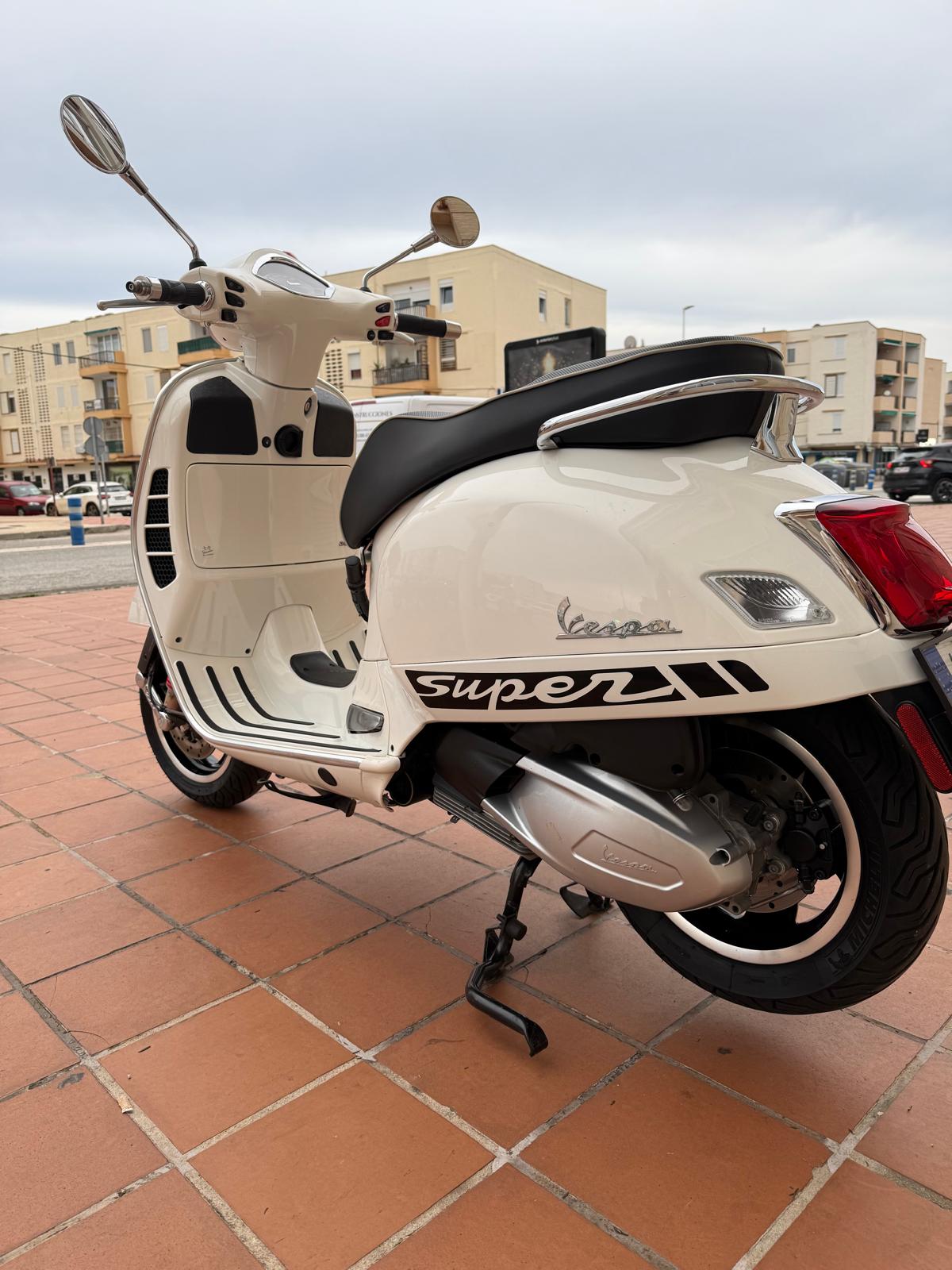 VESPA GTS 300 2022 1000KM